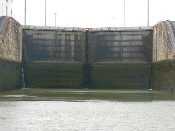 150- Derriere nous Les portes retiennent l'eau en amont 